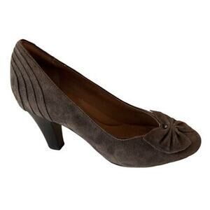 Clarks Artisan Pumps Womens Heels Size 7.5 Brown Suede Bow Cushion 2.5" Heel